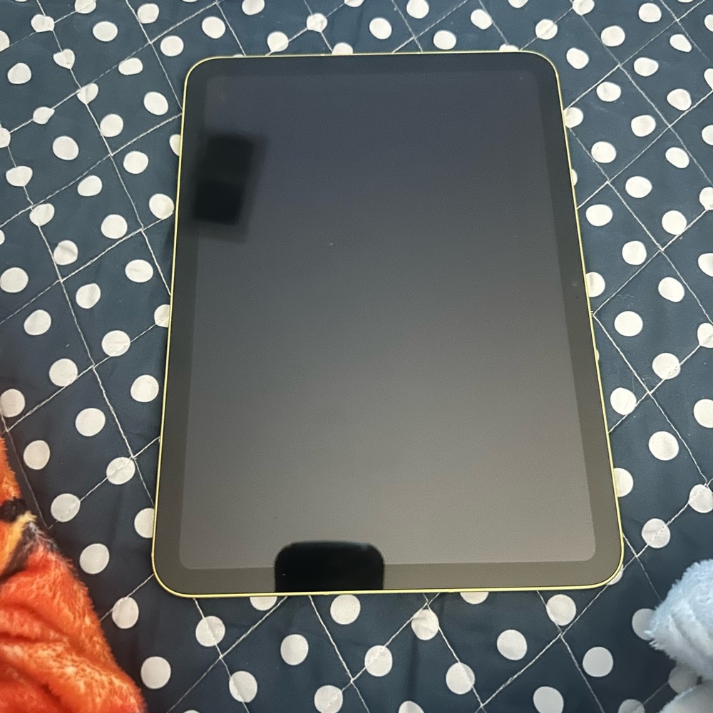 Yellow Apple IPAD 10th Generation 65 GB